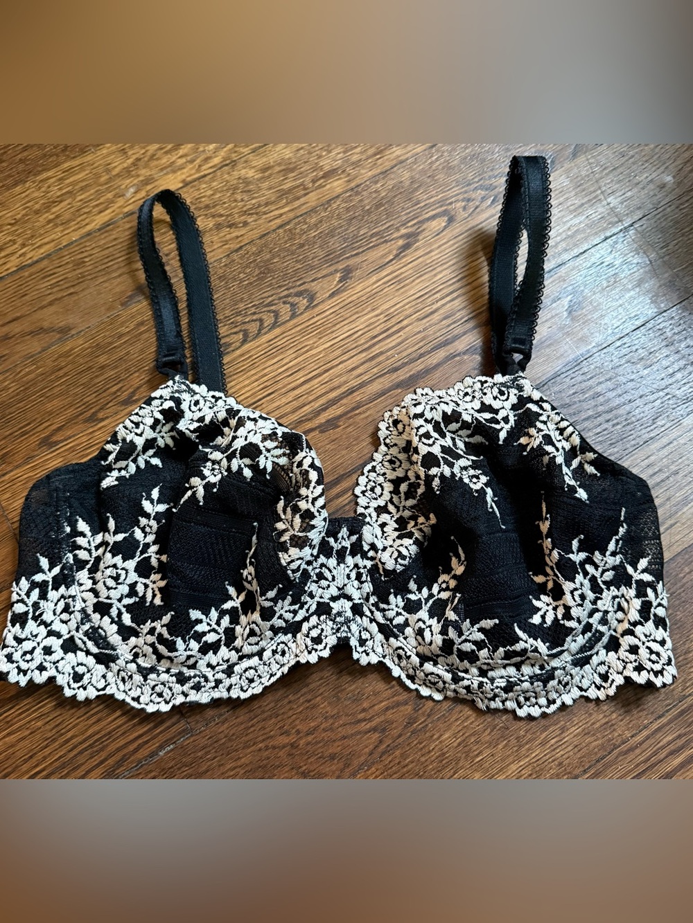 Wacoal Embrace Lace Underwire Bra 36D Black/White with Adjustable Straps